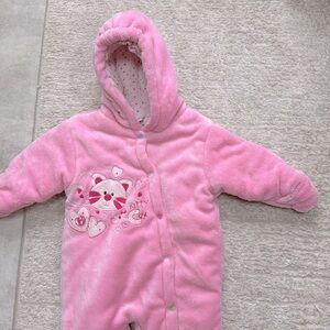 *LIKE NEW* Miniwear Pink Hooded Pram Snowsuit w/ Cozy Kitty Cat Graphic - 6-9 M